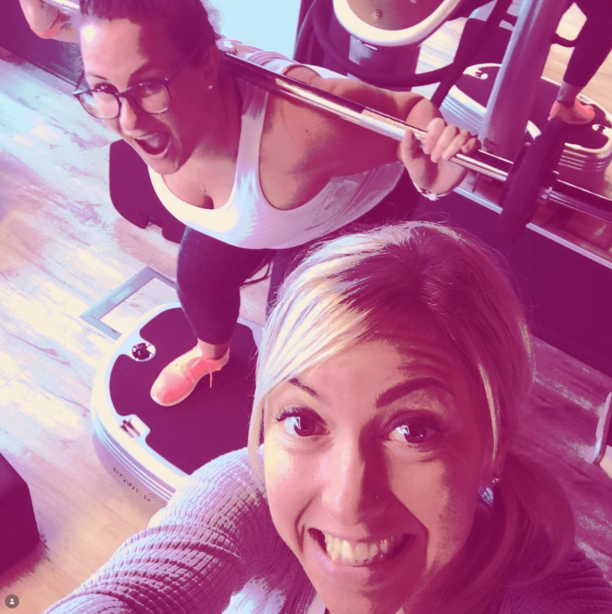 zwei-frauen-fitnessstudio-kniebeugen-langhantel-training-selfie